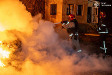 Firefighters work at the site of an overnight Russian drone strike, amid Russia&lsquo;s attack on Ukraine, in Odesa, Ukraine April 11, 2026. Press service of the State Emergency Service of Ukraine in Odesa region/Handout via REUTERS ATTENTION EDITORS - THIS IMAGE HAS BEEN SUPPLIED BY A THIRD PARTY. DO NOT OBSCURE LOGO. FOTO: STATE EMERGENCY SERVICE OF UKRAI