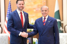 Pakistansk&yacute; premi&eacute;r &Scaron;ahb&aacute;z &Scaron;ar&iacute;f (vpravo) a viceprezident USA J.D. Vance. FOTO: Reuters