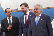 Viceprezident USA J.D. Vance (uprostred), pakistansk&yacute; premi&eacute;r a minister zahraničn&yacute;ch vec&iacute; Ishaq Dar (vpravo) a veliteľ pakistansk&yacute;ch ozbrojen&yacute;ch s&iacute;l a n&aacute;čeln&iacute;k gener&aacute;lneho &scaron;t&aacute;bu arm&aacute;dy Asim Munir (vľavo). FOTO: TASR/AP