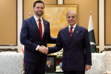 Pakistansk&yacute; premi&eacute;r &Scaron;ahb&aacute;z &Scaron;ar&iacute;f a J.D. Vance. FOTO: Reuters