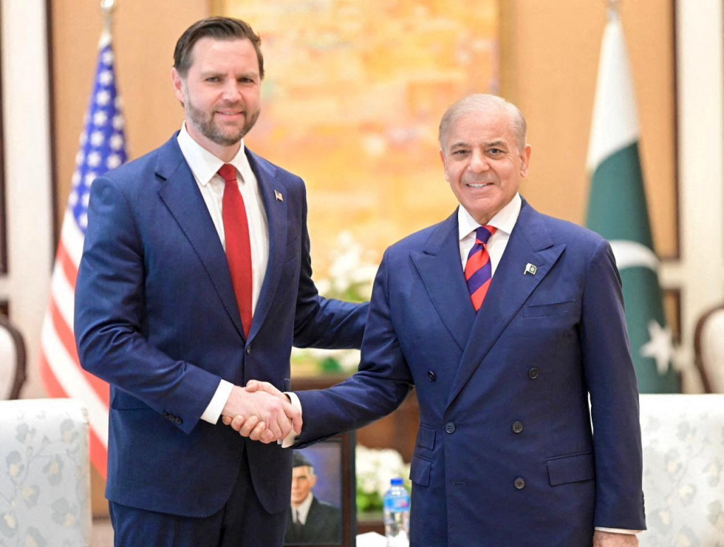 Pakistansk&yacute; premi&eacute;r &Scaron;ahb&aacute;z &Scaron;ar&iacute;f (vpravo) a viceprezident USA J.D. Vance. FOTO: Reuters