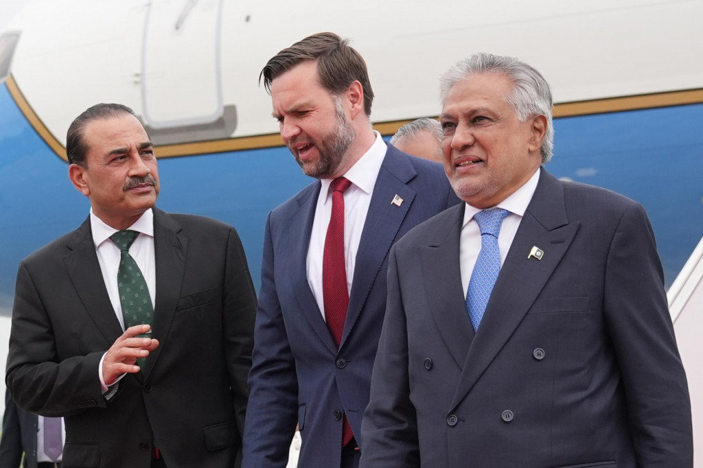 Viceprezident USA J.D. Vance (uprostred), pakistansk&yacute; premi&eacute;r a minister zahraničn&yacute;ch vec&iacute; Ishaq Dar (vpravo) a veliteľ pakistansk&yacute;ch ozbrojen&yacute;ch s&iacute;l a n&aacute;čeln&iacute;k gener&aacute;lneho &scaron;t&aacute;bu arm&aacute;dy Asim Munir (vľavo). FOTO: TASR/AP