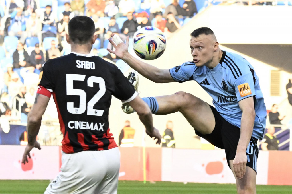 Na sn&iacute;mke vpravo Nino Marcelli (Slovan) a vľavo Erik Sabo (Trnava) v 5. kole nadstavbovej časti Nik&eacute; ligy skupiny o titul &Scaron;K Slovan Bratislava - FC Spartak Trnava. FOTO: TASR/Pavel Neubauer