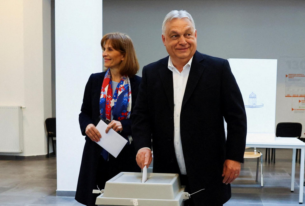 Maďarsk&yacute; premi&eacute;r Viktor Orb&aacute;n a jeho manželka hlasuj&uacute; počas parlamentn&yacute;ch volieb. FOTO: Reuters