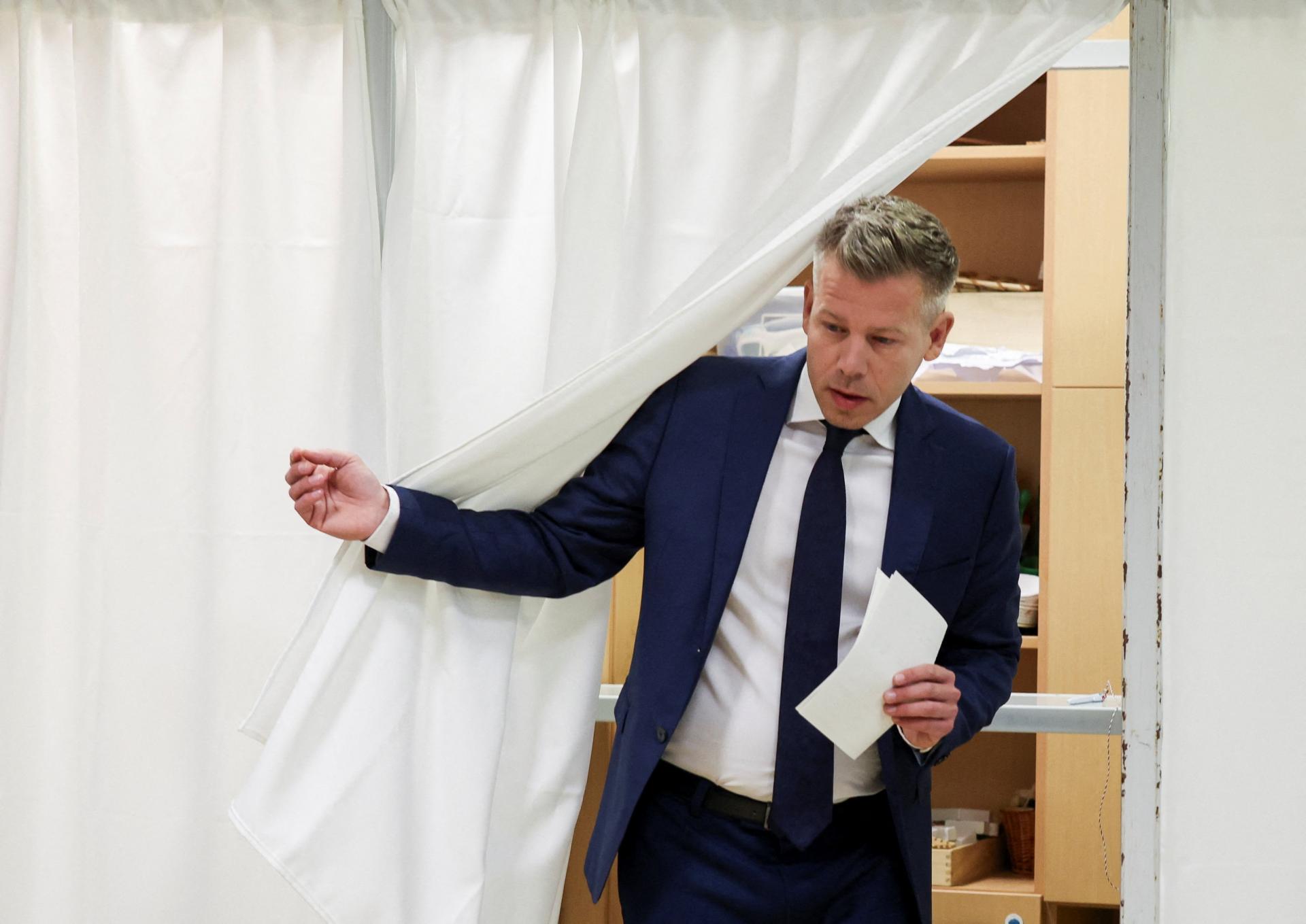 Posledný predvolebný prieskum predpovedá jasné Magyarovo víťazstvo, Tisza by mala ústavnú väčšinu