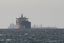 N&aacute;kladn&eacute; lode v Perzskom z&aacute;live, neďaleko Hormuzsk&eacute;ho prielivu (11. marca 2026). FOTO: Reuters