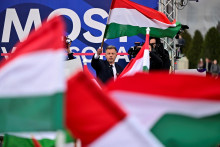 L&iacute;der opoz&iacute;cie P&eacute;ter Magyar zv&iacute;ťazil vo v&iacute;kendov&yacute;ch parlamentn&yacute;ch voľb&aacute;ch v Maďarsku a ukončil &eacute;ru Viktora Orb&aacute;na. FOTO: REUTERS
