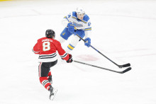 Dalibor Dvorsk&yacute; sa snaž&iacute; prihrať puk proti centru Chicago Blackhawks Ryanovi Donatovi. FOTO: Reuters