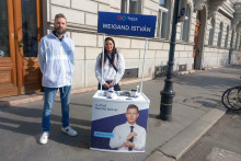 Attila H&ouml;s a Gabriella Halasiov&aacute; sa na Andr&aacute;ssyho ulici v Budape&scaron;ti snažili z&iacute;skať hlasy pre Istv&aacute;na Weiganda, lok&aacute;lneho kandid&aacute;ta strany Tisza. FOTO: HN/Pavel Novotn&yacute;