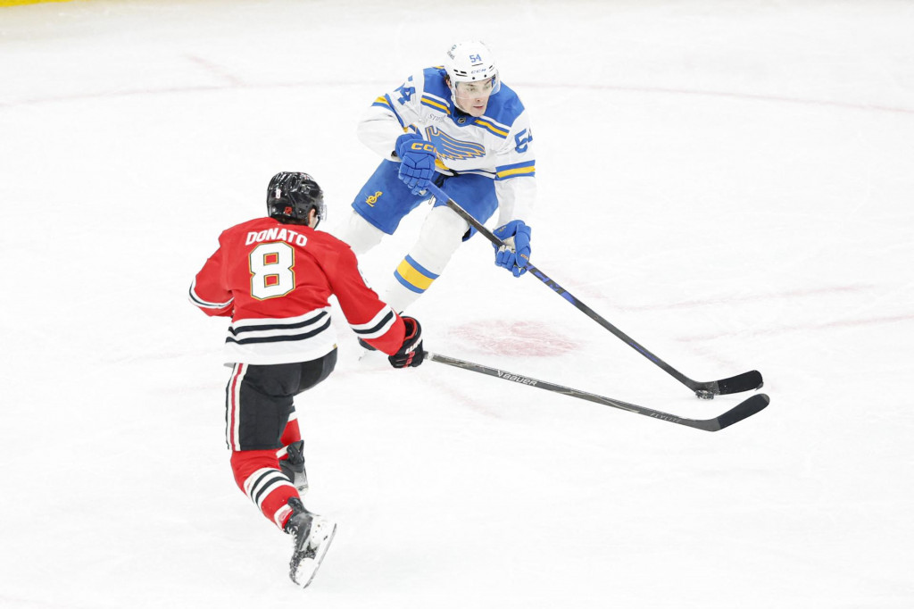 Dalibor Dvorsk&yacute; sa snaž&iacute; prihrať puk proti centru Chicago Blackhawks Ryanovi Donatovi. FOTO: Reuters