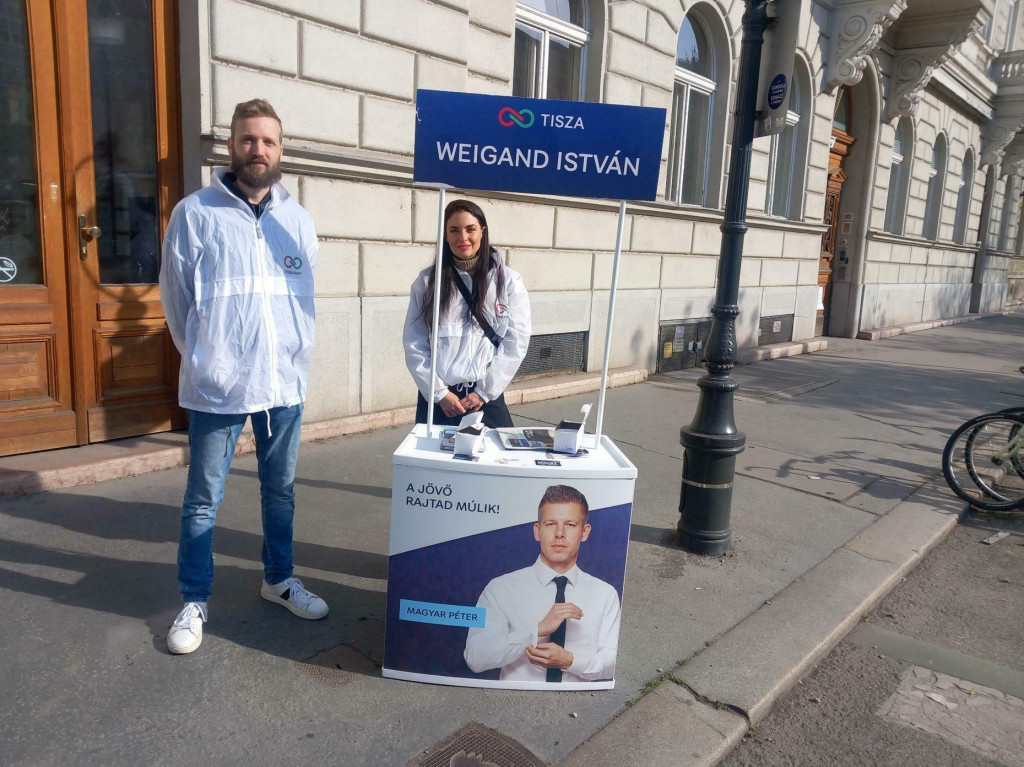 Attila H&ouml;s a Gabriella Halasiov&aacute; sa na Andr&aacute;ssyho ulici v Budape&scaron;ti snažili z&iacute;skať hlasy pre Istv&aacute;na Weiganda, lok&aacute;lneho kandid&aacute;ta strany Tisza. FOTO: HN/Pavel Novotn&yacute;