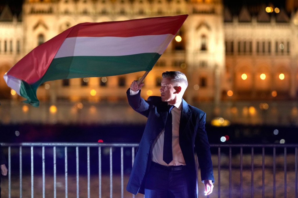L&iacute;der mimoparlamentnej strany TISZA (Strana &uacute;cty a slobody) P&eacute;ter Magyar m&aacute;va maďarskou vlajkou po jeho v&iacute;ťazstve v parlamentn&yacute;ch voľb&aacute;ch v Budape&scaron;ti. FOTO: TASR/AP