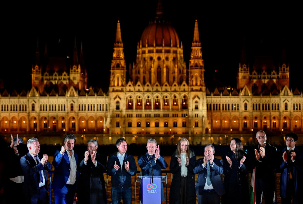 P&eacute;ter Magyar a ďal&scaron;&iacute; predstavitelia opozičnej strany Tisza oslavuj&uacute; po čiastočn&yacute;ch v&yacute;sledkoch parlamentn&yacute;ch volieb. FOTO: Reuters