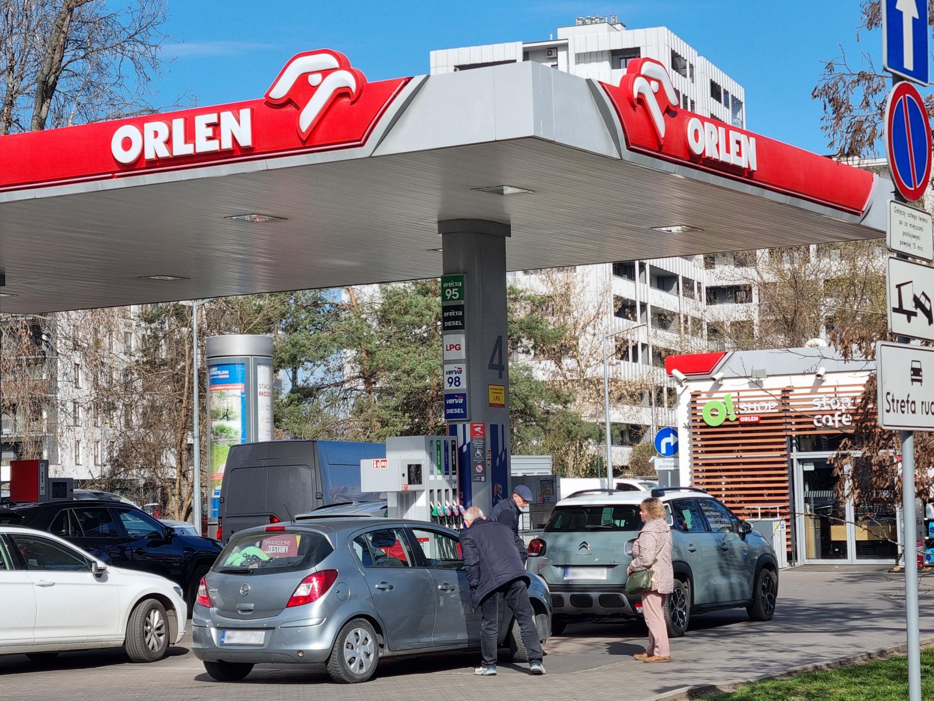 Poľsko tlmí ceny na čerpacích staniciach. Znížené dane z palív budú platiť do konca apríla