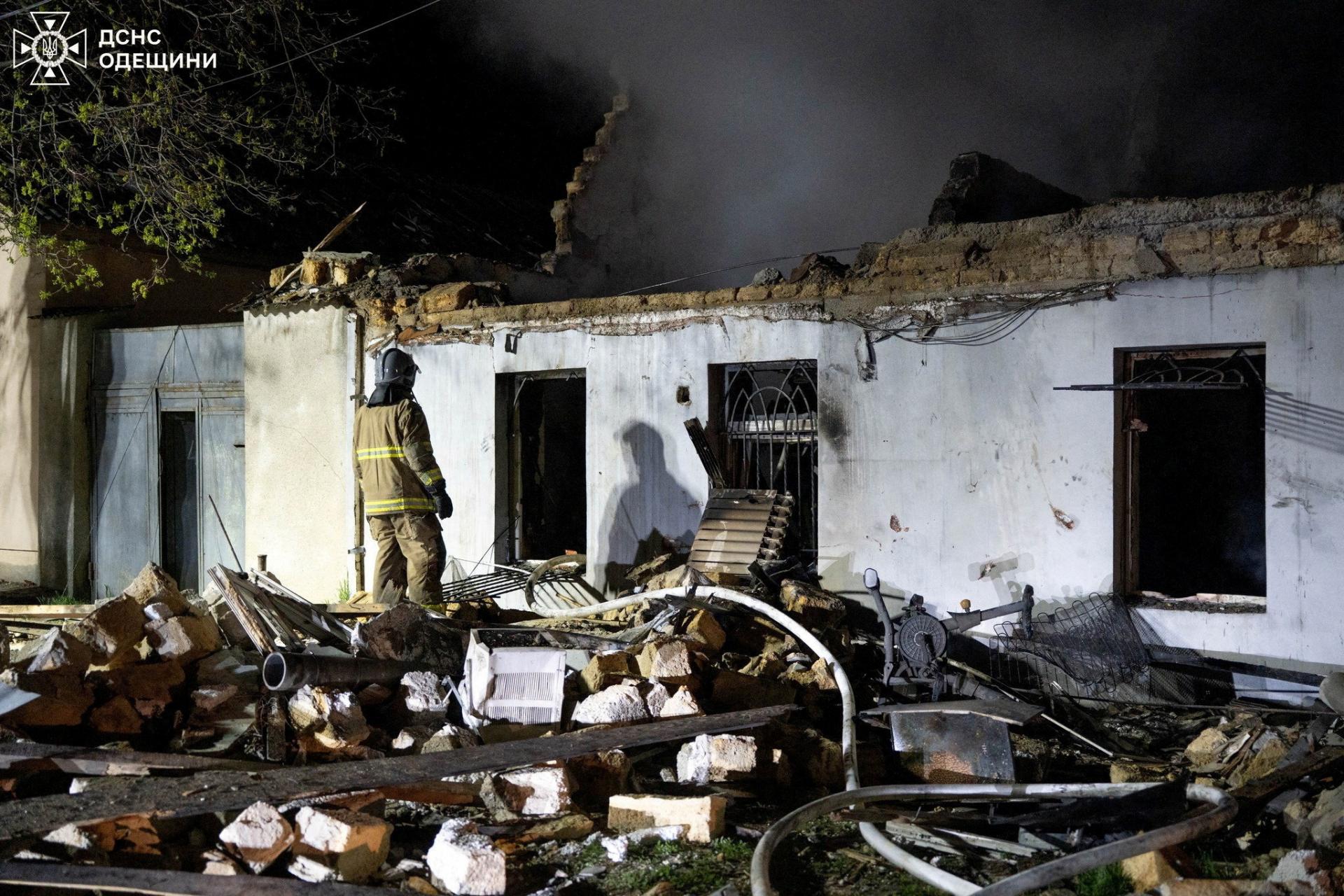 Prímerie sa skončilo, údery pokračujú. Ukrajina aj Rusko hlásia útoky dronmi