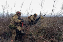 Na sn&iacute;mke z videa zverejnenej rusk&yacute;m ministerstvom obrany rusk&iacute; vojaci sa pripravuj&uacute; p&aacute;liť z gran&aacute;tometu na ukrajinsk&eacute; poz&iacute;cie na nezn&aacute;mom mieste na Ukrajine. FOTO: TASR/AP