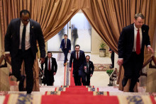 Americk&yacute; viceprezident J. D. Vance prich&aacute;dza na stretnutie s pakistansk&yacute;m premi&eacute;rom &Scaron;ehb&aacute;zom &Scaron;ar&iacute;fom do Islamabadu. FOTO: Reuters