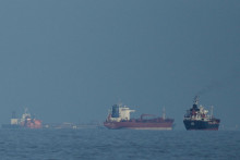 Na arch&iacute;vnej sn&iacute;mke ropn&eacute; tankery a n&aacute;kladn&eacute; lode čakaj&uacute; v rade v Hormuzskom prielive v Spojen&yacute;ch arabsk&yacute;ch emir&aacute;toch. FOTO: TASR/AP