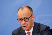 Vl&aacute;da podľa Merza očak&aacute;va, že ropn&eacute; koncerny zn&iacute;ženie dane okamžite premietnu do konečn&yacute;ch cien na čerpac&iacute;ch staniciach. FOTO: Reuters