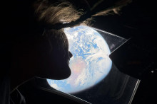 Astronautka a &scaron;pecialistka misie Artemis II Christina Kochov&aacute; pozer&aacute; z jedn&eacute;ho z hlavn&yacute;ch okien kab&iacute;ny kozmickej lode Orion sp&auml;ť na Zem. FOTO: TASR/AP