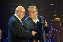 Sl&aacute;vnostn&yacute; koncert k osmdesatinam dirigenta V&aacute;clava Hybse na p&oacute;diu s Karlom Gottom.