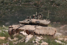 Dočasn&eacute; jednotky OSN v Libanone (UNIFIL) uviedli, že izraelsk&yacute; tank Merkava v nedeľu pri dvoch incidentoch narazil do ich vozidiel, z ktor&yacute;ch jedno značne po&scaron;kodil. FOTO: REUTERS