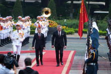 Slovesnk&yacute; priem&eacute;r Robert Fico (vpravo) a jeho vietnamsk&yacute; n&aacute;protivok Le Minh Hung počas uv&iacute;tacieho ceremoni&aacute;lu v Hanoji v pondelok 13. apr&iacute;la 2026. FOTO: TASR/AP