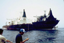 Supertanker Al Hoot, ktor&yacute; bol registrovan&yacute; v Saudskej Ar&aacute;bii, na sn&iacute;mke z m&aacute;ja 1984 v Perzskom z&aacute;live. Loď bola napadnut&aacute; irack&yacute;mi st&iacute;hac&iacute;mi lietadlami. FOTO: TASR/AP