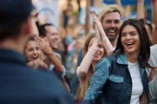 Kendall Jenner v reklame, ktor&aacute; sa dnes vyučuje ako pr&iacute;klad &bdquo;čo nikdy nerobiť v reklame&ldquo;.