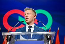 Na sn&iacute;mke l&iacute;der maďarskej opozičnej strany Tisza P&eacute;ter Magyar hovor&iacute; počas tlačovej konferencie po tom, čo jeho strana vyhrala parlamentn&eacute; voľby v Budape&scaron;ti v pondelok 13. apr&iacute;la 2026. FOTO: TASR/AP