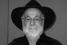 Terry Pratchett patril k najv&yacute;raznej&scaron;&iacute;m britsk&yacute;m spisovateľom fantasy literat&uacute;ry, presl&aacute;vil sa najm&auml; s&eacute;riou &Uacute;žasn&aacute; Plochozem. FOTO: Wikimedia Commons