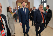 Maďarsk&yacute; premi&eacute;r Viktor Orb&aacute;n (vpravo) sa v Budape&scaron;ti v stret&aacute;va s viceprezidentom USA J. D. Vanceom. FOTO: TASR/AP