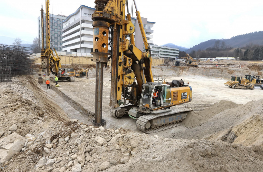 Analytik očak&aacute;va, že stavebn&iacute;ctvo by i tento rok, najm&auml; v jeho prvej polovici, malo st&aacute;le ťažiť i z končiacich sa verejn&yacute;ch stavebn&yacute;ch projektov financovan&yacute;ch z pl&aacute;nu obnovy. FOTO: TASR/J&aacute;n Kro&scaron;l&aacute;k