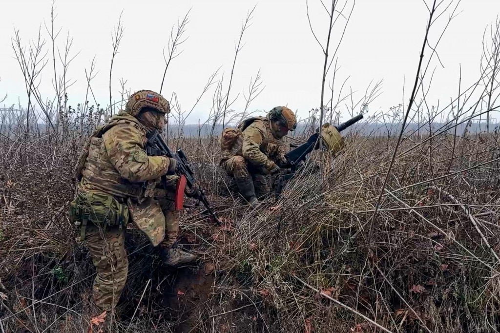 Na sn&iacute;mke z videa zverejnenej rusk&yacute;m ministerstvom obrany rusk&iacute; vojaci sa pripravuj&uacute; p&aacute;liť z gran&aacute;tometu na ukrajinsk&eacute; poz&iacute;cie na nezn&aacute;mom mieste na Ukrajine. FOTO: TASR/AP