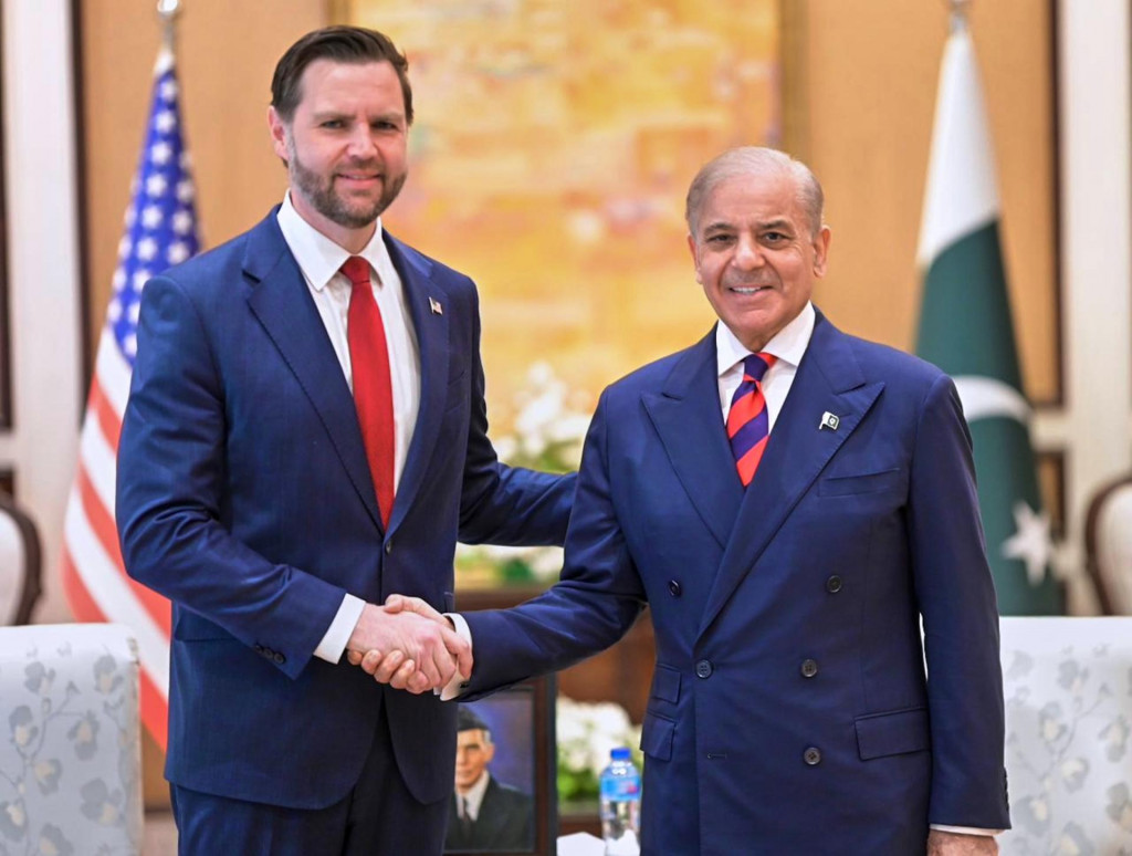 Viceprezident USA J.D. Vance (vľavo) a pakistansk&yacute; premi&eacute;r &Scaron;&aacute;hb&aacute;z &Scaron;ar&iacute;f. FOTO TASR/AP
