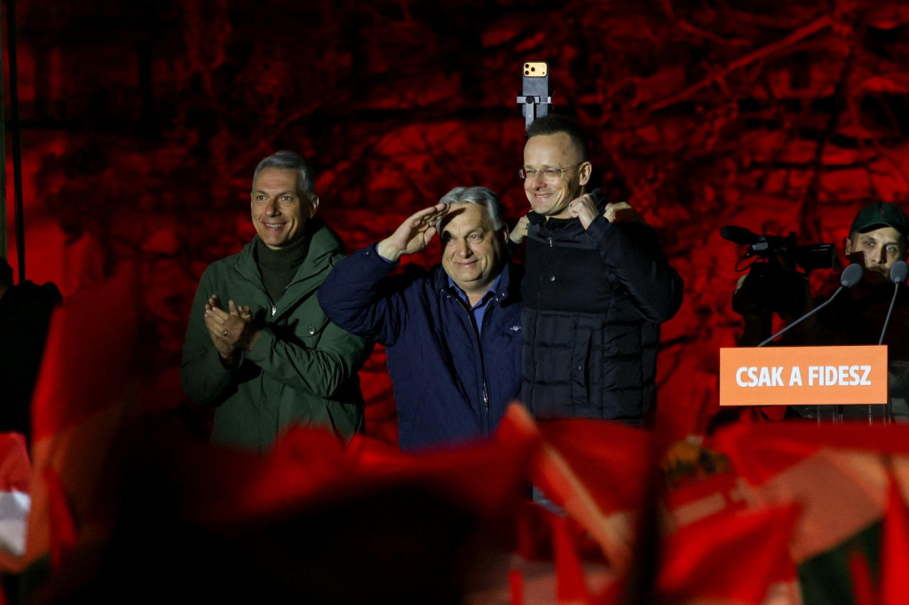 Maďarsk&yacute; premi&eacute;r Viktor Orb&aacute;n, maďarsk&yacute; minister v&yacute;stavby a dopravy J&aacute;nos L&aacute;zar a maďarsk&yacute; minister zahraničn&yacute;ch vec&iacute; P&eacute;ter Szijj&aacute;rt&oacute;. FOTO: Reuters