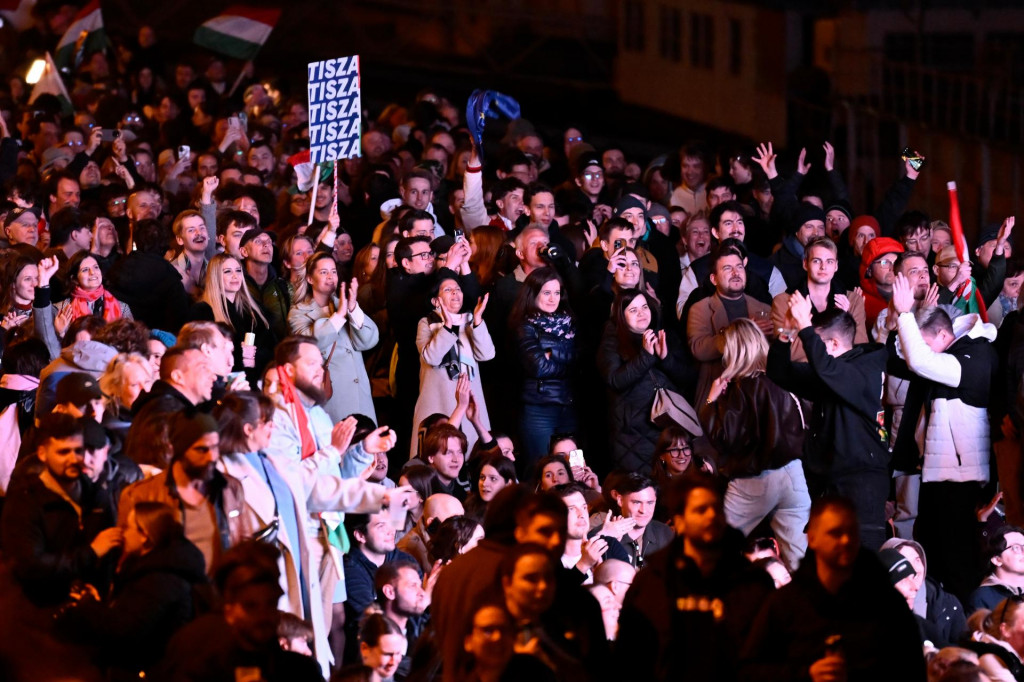 Ľudia reaguj&uacute; na v&yacute;sledky parlamentn&yacute;ch volieb v Budape&scaron;ti 12. apr&iacute;la 2026. FOTO: TASR/AP