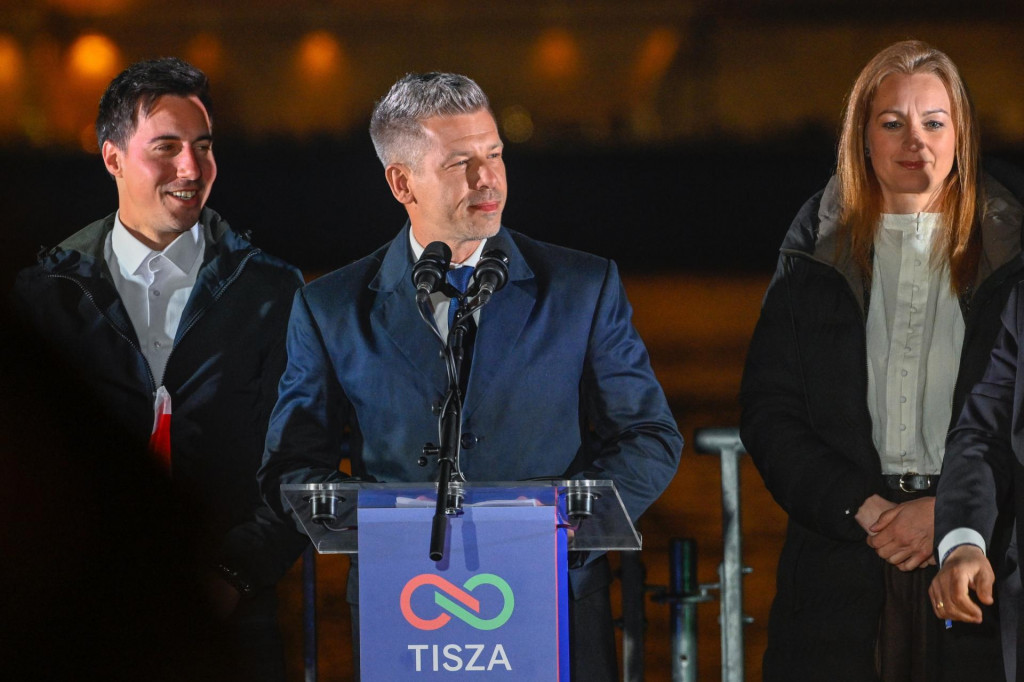 L&iacute;der mimoparlamentnej strany TISZA (Strana &uacute;cty a slobody) P&eacute;ter Magyar (uprostred) hovor&iacute; k svojim priaznivcom. FOTO: Reuters