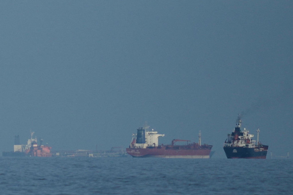 Na arch&iacute;vnej sn&iacute;mke ropn&eacute; tankery a n&aacute;kladn&eacute; lode čakaj&uacute; v rade v Hormuzskom prielive v Spojen&yacute;ch arabsk&yacute;ch emir&aacute;toch. FOTO: TASR/AP
