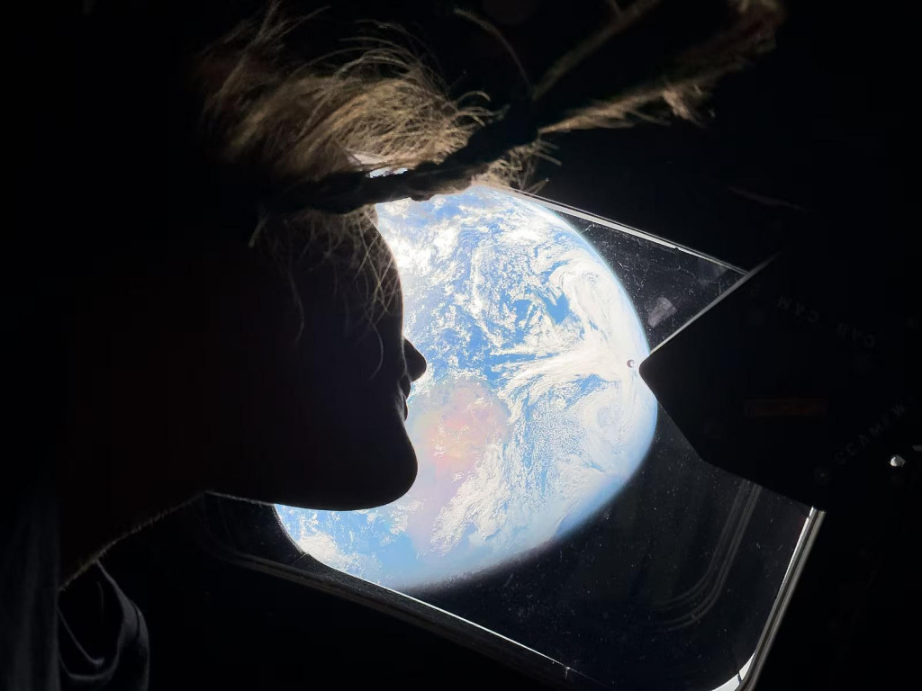 Astronautka a &scaron;pecialistka misie Artemis II Christina Kochov&aacute; pozer&aacute; z jedn&eacute;ho z hlavn&yacute;ch okien kab&iacute;ny kozmickej lode Orion sp&auml;ť na Zem. FOTO: TASR/AP