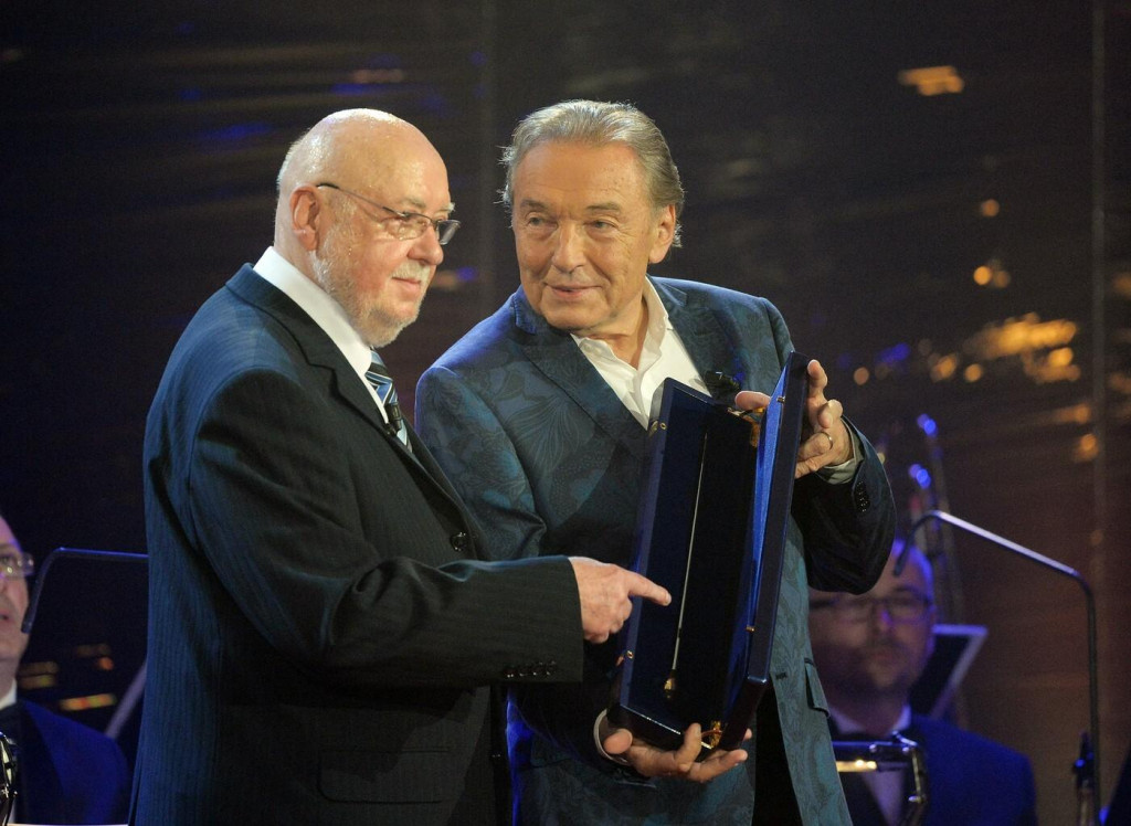 Sl&aacute;vnostn&yacute; koncert k osmdesatinam dirigenta V&aacute;clava Hybse na p&oacute;diu s Karlom Gottom.