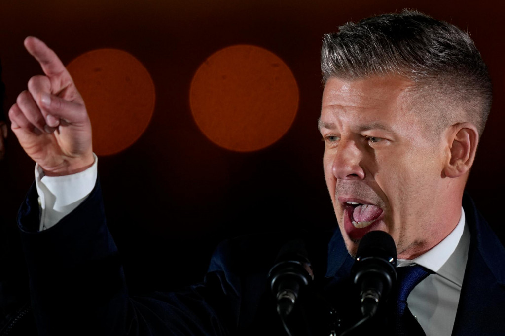 Na sn&iacute;mke l&iacute;der mimoparlamentnej strany TISZA P&eacute;ter Magyar hovor&iacute; k svojim priaznivcom, po tom čo jeho strana vyhrala parlamentn&eacute; voľby v Budape&scaron;ti v Budape&scaron;ti 12. apr&iacute;la 2026. FOTO: TASR/AP