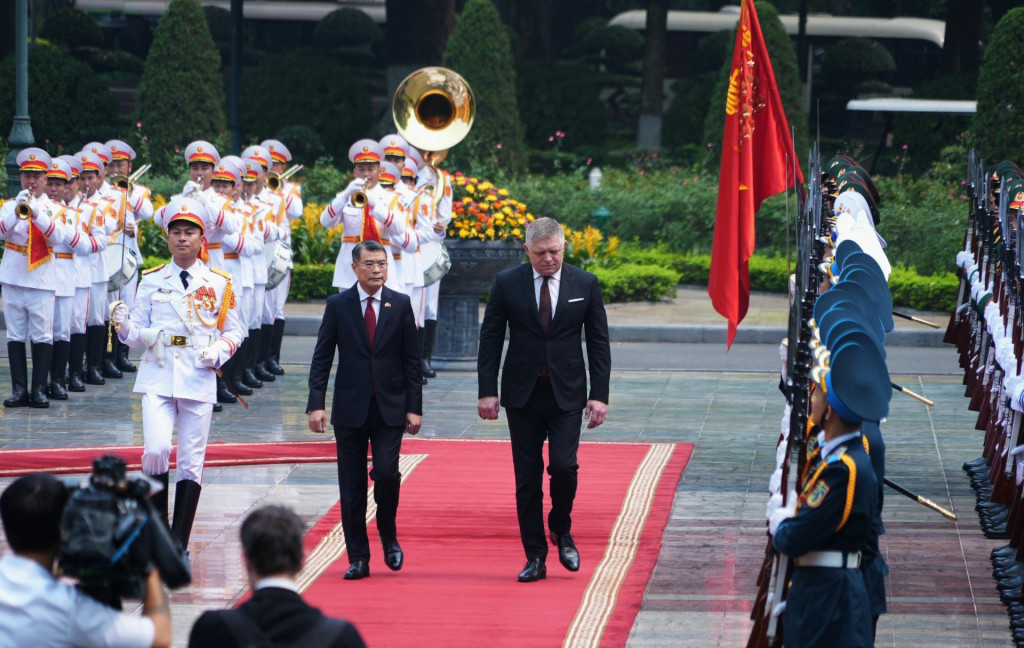 Slovesnk&yacute; priem&eacute;r Robert Fico (vpravo) a jeho vietnamsk&yacute; n&aacute;protivok Le Minh Hung počas uv&iacute;tacieho ceremoni&aacute;lu v Hanoji v pondelok 13. apr&iacute;la 2026. FOTO: TASR/AP