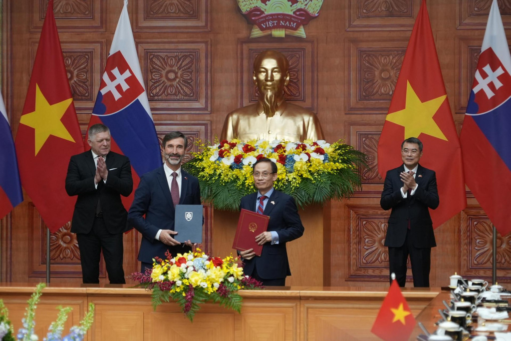 Slovensk&yacute; priem&eacute;r Robert Fico (vľavo), minister zahraničn&yacute;ch vec&iacute; a eur&oacute;pskych z&aacute;ležitost&iacute; SR Juraj Blan&aacute;r (druh&yacute; zľava), vietnamsk&yacute; minister zahraničn&yacute;ch vec&iacute; Le Hoai Trung (druh&yacute; sprava) a vietnamsk&yacute; premi&eacute;r Le Minh Hung (vpravo) počas spoločn&eacute;ho stretnutia v Hanoji v pondelok 13. apr&iacute;la 2026. FOTO: TASR/AP
