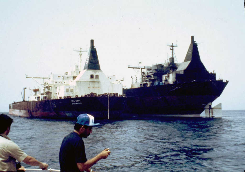 Supertanker Al Hoot, ktor&yacute; bol registrovan&yacute; v Saudskej Ar&aacute;bii, na sn&iacute;mke z m&aacute;ja 1984 v Perzskom z&aacute;live. Loď bola napadnut&aacute; irack&yacute;mi st&iacute;hac&iacute;mi lietadlami. FOTO: TASR/AP