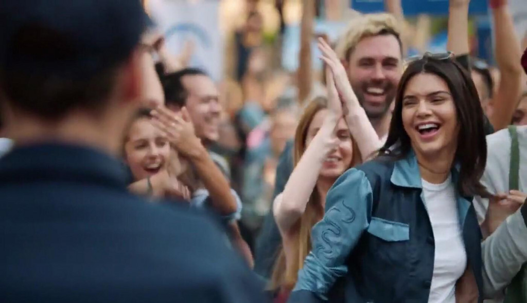 Kendall Jenner v reklame, ktor&aacute; sa dnes vyučuje ako pr&iacute;klad &bdquo;čo nikdy nerobiť v reklame&ldquo;.