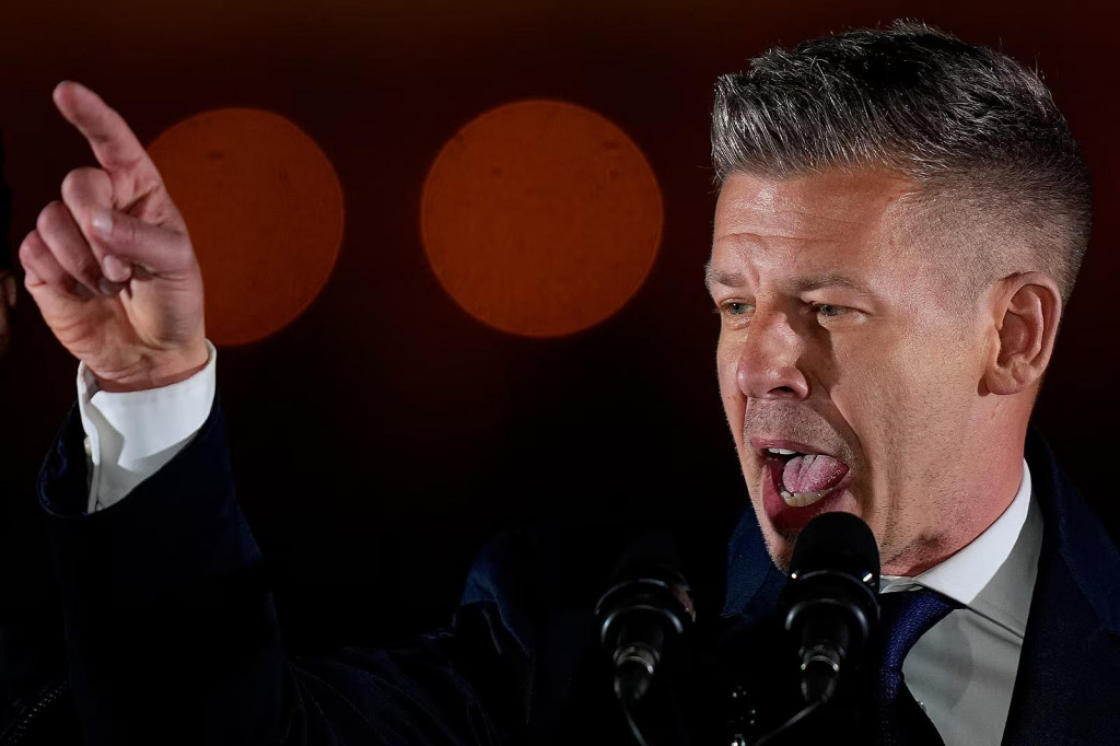 P&eacute;ter Magyar, vodca maďarskej opozičnej strany Tisza, sa v Budape&scaron;ti prihov&aacute;ra k svojim priaznivcom po v&iacute;ťazstve v parlamentn&yacute;ch voľb&aacute;ch. FOTO: TASR/AP