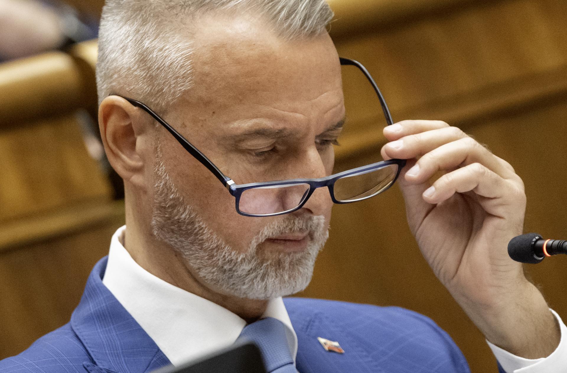 Poslanci odštartovali schôdzu, v utorok majú odhlasovať vyše 50 bodov