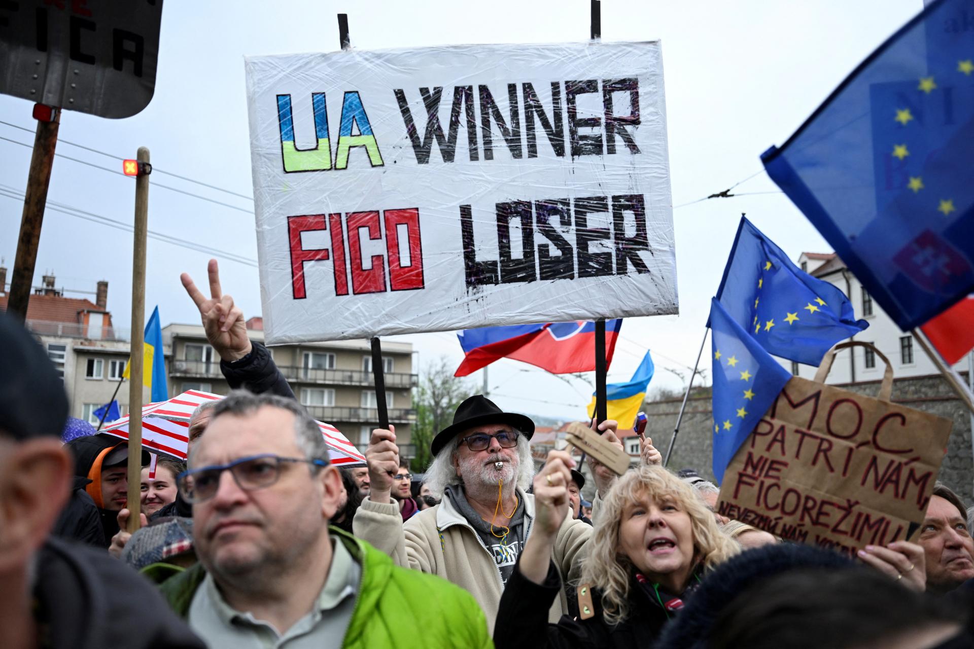 Slovák zo Švajčiarska na proteste v Bratislave: Trinástu penziu nech si nechajú. Opozícia chce maďarský scenár