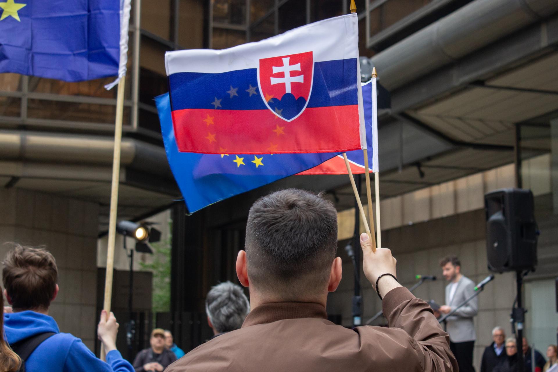 V Prahe proti zrušeniu korešpondenčnej voľby na Slovensku protestovali stovky ľudí